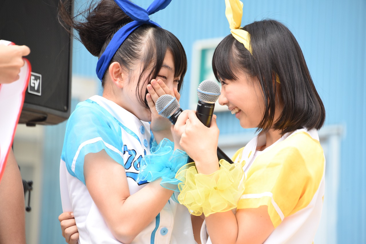 涙を流す辻野かなみ（左）に駆け寄る永坂真心（右）。