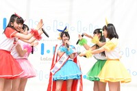 ソロ曲は「パチンパチンが入ってる曲で『かーなみん』って言ってもらいたい」という辻野かなみ（中央）にパチンパチンと手を叩きながら“ケチャ”をするとき宣メンバー。