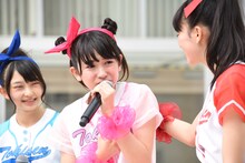 涙で喉を詰まらせる小泉遥香（中央）。