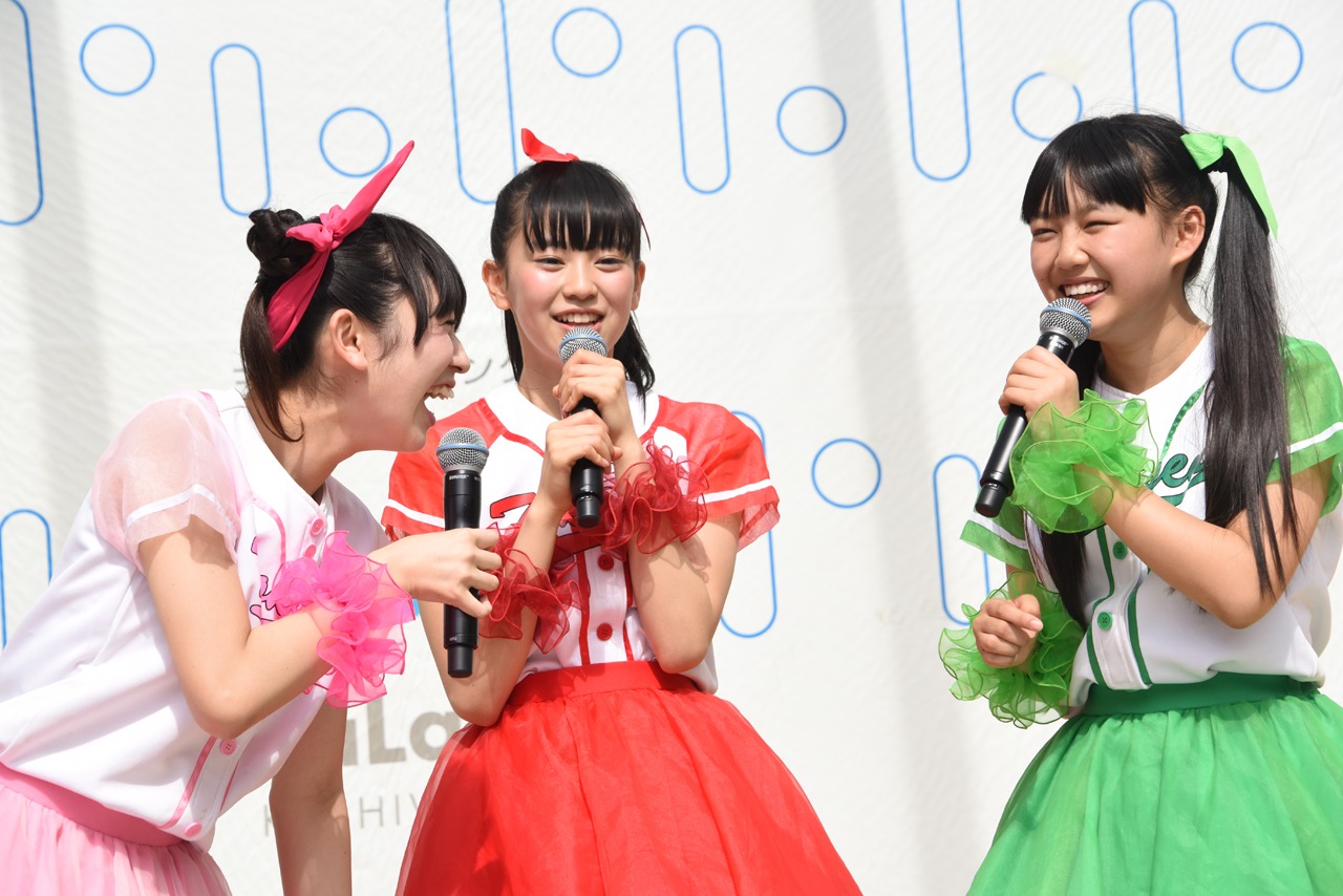 左から小泉遥香、坂井仁香、吉川ひより。