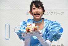 バースデーケーキに大喜びの辻野かなみ。