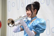 トランペットを演奏する辻野かなみ。