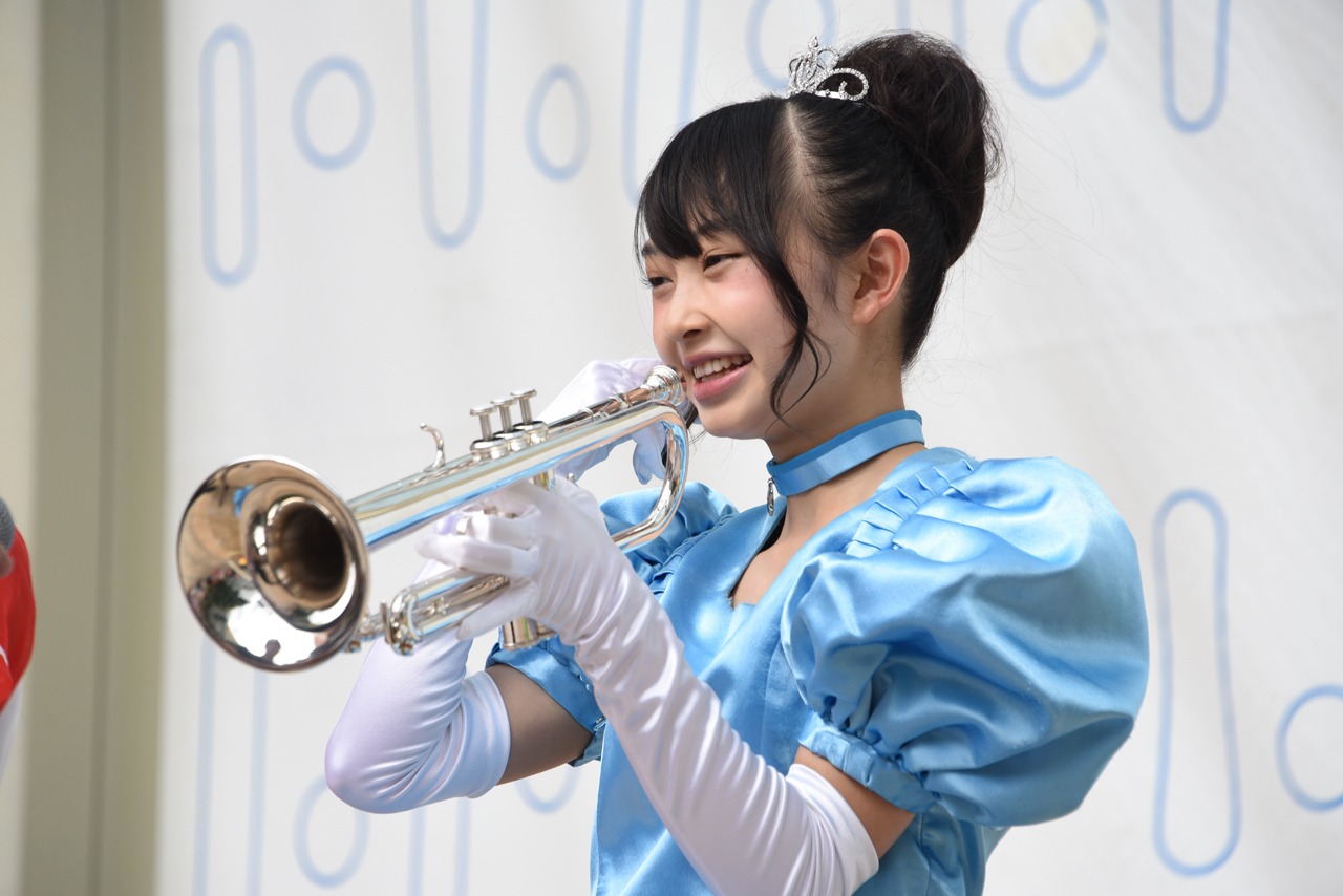 トランペットを演奏する辻野かなみ。