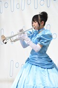 トランペットを演奏する辻野かなみ。