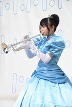 トランペットを演奏する辻野かなみ。