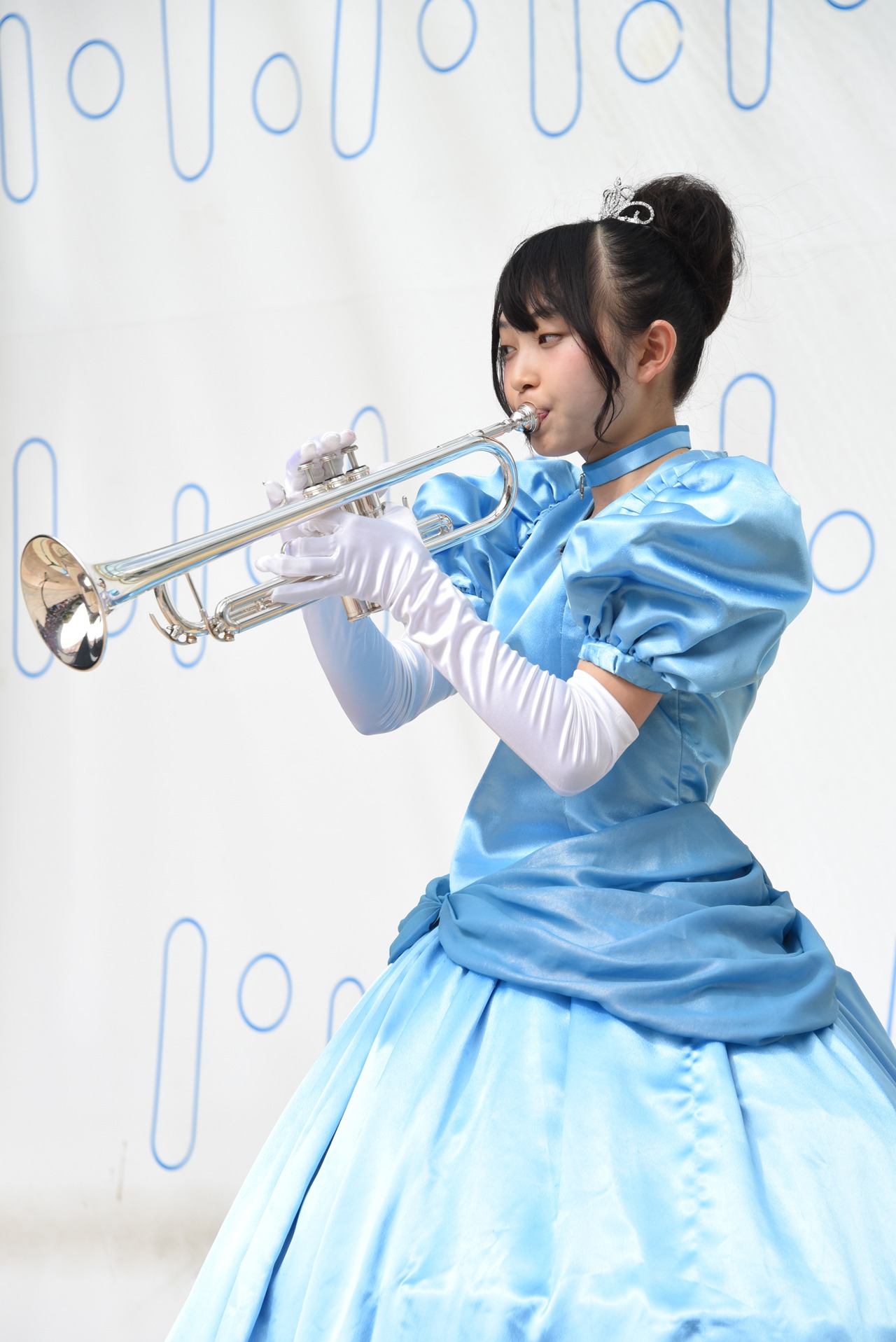 トランペットを演奏する辻野かなみ。