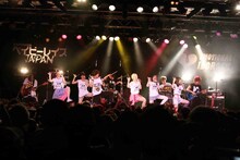 ベイビーレイズJAPANとLIFriendsのコラボの様子。