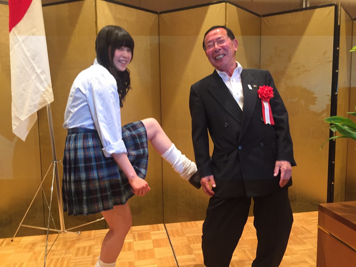 蹴るpataco & patacoと、蹴られる田村正彦市長。