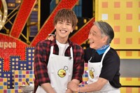 左より岩田剛典、堺正章。 (c)TBS