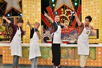 人気画像9位は「岩田剛典『チューボー』でゴーヤチャンプルー作りに挑戦」より、左より岩田剛典、堺正章、森星、吉村崇。 (c)TBS