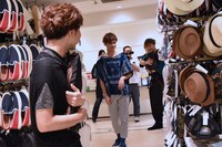 お互いをけん制し合うコーイチ（左）とタクヤ（右）。