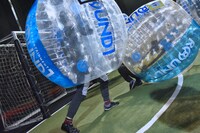 練習でユースケ（右）に強烈なタックルを仕掛けるコーイチ（左）。