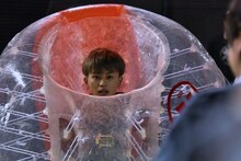 井上裕介（右）の話を聞くタクヤ（左）。