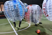 コーイチ（左）にタックルするタクヤ（右）。