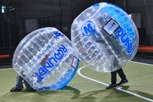 倒れたユーキ（左）を起こそうと奮闘するコーイチ（右）。