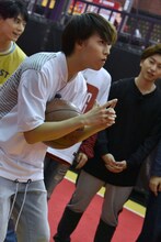 集中力を研ぎ澄ませるタカシ。