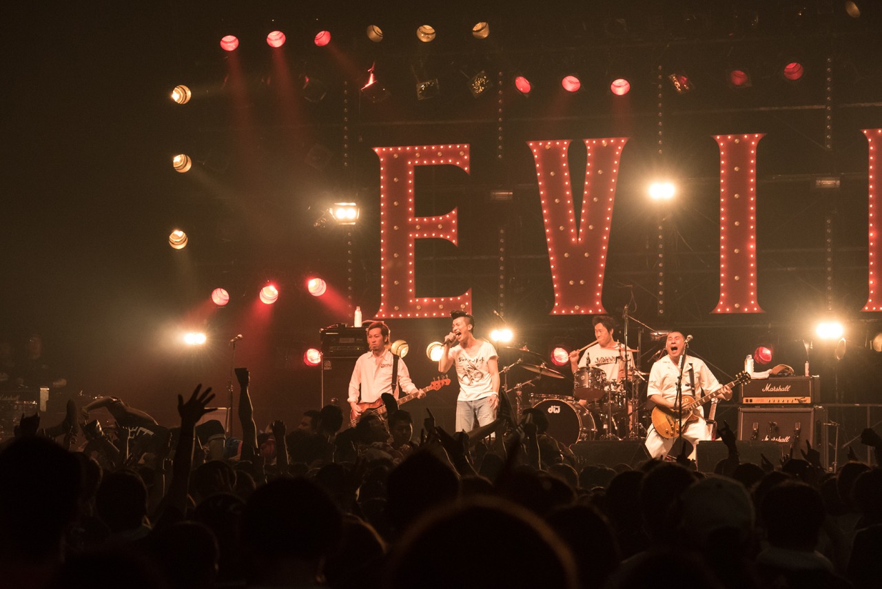「SATANIC CARNIVAL'16」出演時のジャパハリネット。（Photo by Ryosuke Naito）