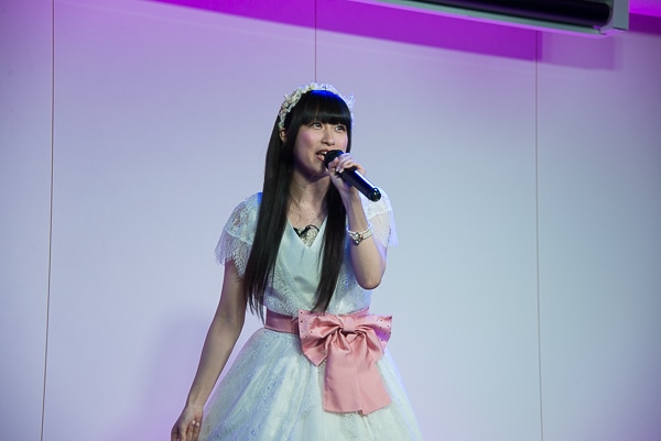 ミニライブ中の村川梨衣。（写真提供：日本コロムビア）