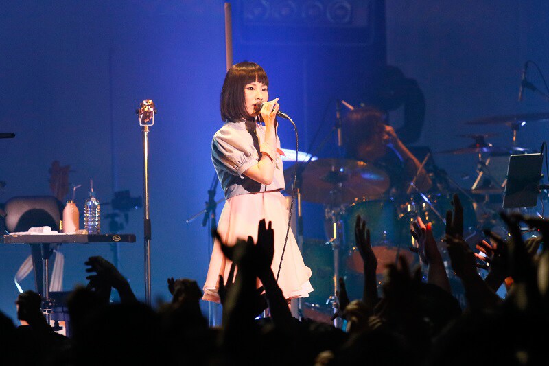 fhana「What a Wonderful World Line Tour 2016」最終公演より、towana（Vo）。（撮影：HAJIME）