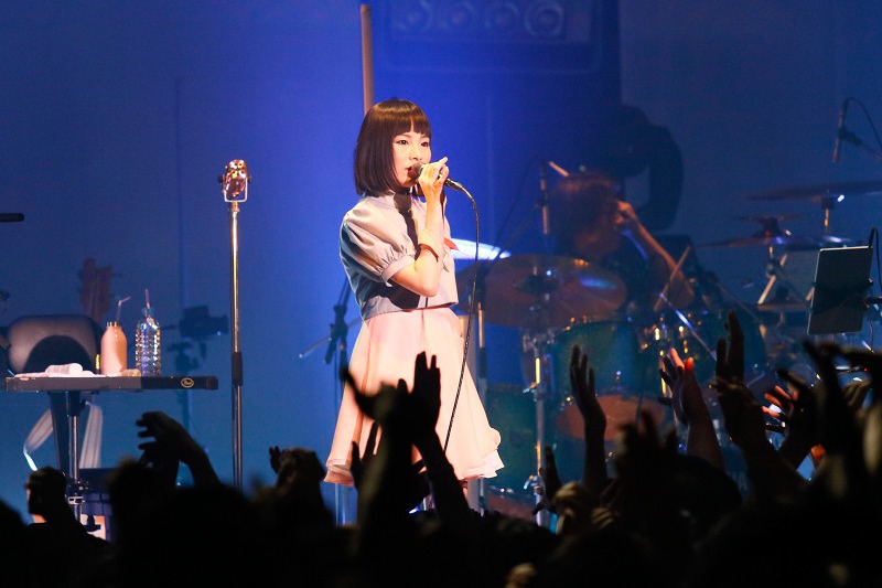 fhana「What a Wonderful World Line Tour 2016」最終公演より、towana（Vo）。（撮影：HAJIME）