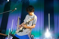 fhana「What a Wonderful World Line Tour 2016」最終公演より、yuxuki waga（G）。（撮影：HAJIME）