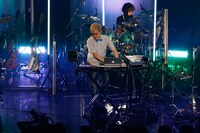 fhana「What a Wonderful World Line Tour 2016」最終公演より、kevin mitsunaga（PC, Sampler）。（撮影：HAJIME）