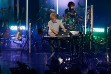 fhana「What a Wonderful World Line Tour 2016」最終公演より、kevin mitsunaga（PC, Sampler）。（撮影：HAJIME）