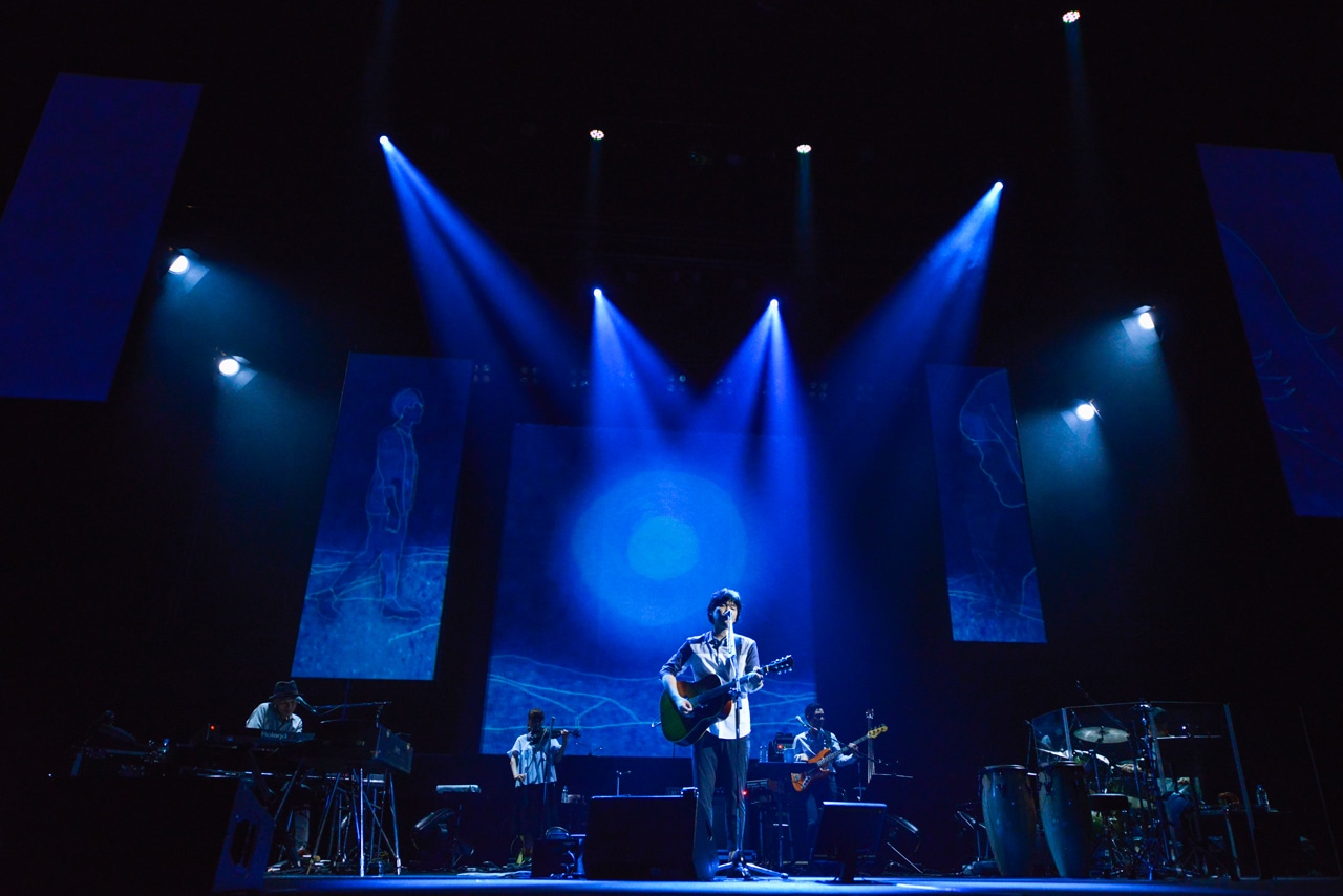 秦基博「HATA MOTOHIRO CONCERT TOUR 2016-青の光景-」東京・東京国際フォーラム ホールA公演の様子。（撮影：河本悠貴）