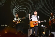 秦基博「HATA MOTOHIRO CONCERT TOUR 2016-青の光景-」東京・東京国際フォーラム ホールA公演の様子。（撮影：河本悠貴）