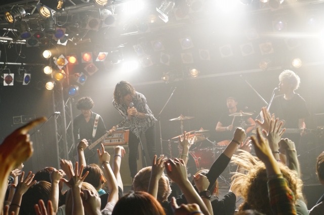 SUPER BEAVERが演奏する様子。