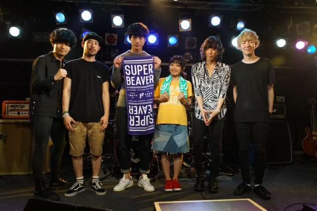 SUPER BEAVERと映画「君と100回目の恋」の主演を務めるmiwa、坂口健太郎。