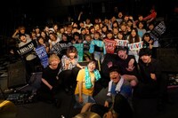 SUPER BEAVERの演奏シーン撮影後の記念写真。