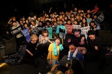 SUPER BEAVERの演奏シーン撮影後の記念写真。