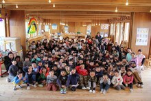 ORANGE RANGEメンバーと「one」のレコーディングに参加した山元タイム関係者とふじ幼稚園の園児たち。