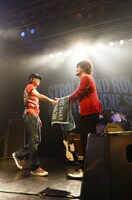 アンコールに登場した上田健司と山中さわお（Vo, G）。 （写真提供：バッド・ミュージック・グループ）