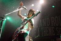 真鍋吉明（G） （写真提供：バッド・ミュージック・グループ）