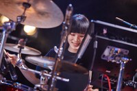 大澤実音穂（Dr）（撮影：岩崎真子）