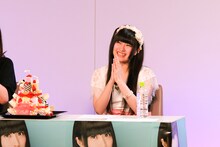 声優陣からのお祝いメッセージに聞き入る村川梨衣。