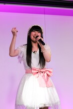 ミニライブ中の村川梨衣。