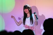 ミニライブ中の村川梨衣。