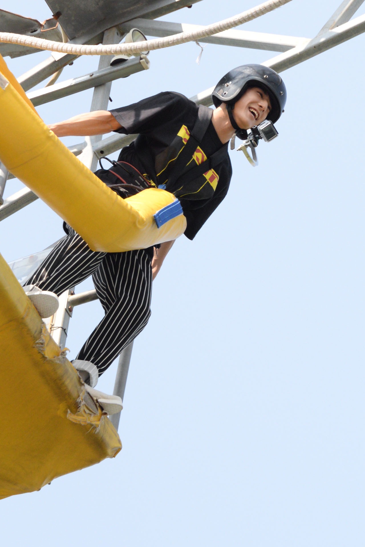 ジャンプ台から身を乗り出すユースケ。