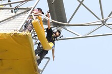 両手を広げるユースケ。