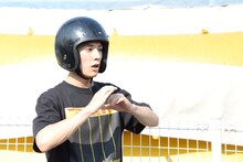 放心状態で決めポーズを作るユースケ。