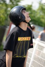 自身の次にジャンプ台に立った男の子を見上げるユースケ。