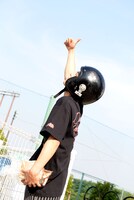 ジャンプ台に立った男の子を激励するユースケ。