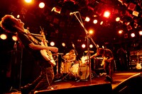 「2016新春シリーズいらしゃいよろしくさるモンキー♪♪♪」東京・渋谷CLUB QUATTRO公演の様子。（撮影：たたみ）