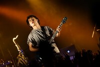 克哉（G）（写真提供：ソニー・ミュージックレコーズ）