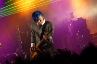 信人（B）（写真提供：ソニー・ミュージックレコーズ）