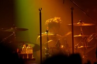 真太郎（Dr）（写真提供：ソニー・ミュージックレコーズ）