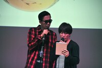 LINE LIVEで配信されている自分たちをiPadで観るコブクロ。